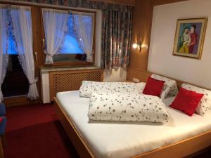 Postel nebo postele na pokoji v ubytování Hotel Garni Bergwelt