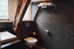 ein Badezimmer mit Toilette und Waschbecken in der Unterkunft Hotel Corner House in Amsterdam + 21 Fotos