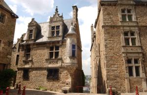 un ancien bâtiment en pierre avec un clocher dans l'établissement ibis Le Mans Centre Gare Nord, au Mans