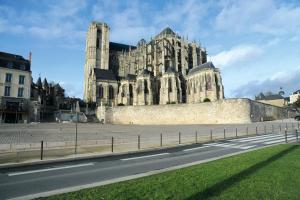 un gran edificio de piedra frente a un castillo en ibis Le Mans Centre Gare Nord en Le Mans