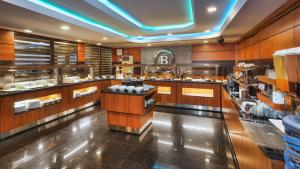 ein Restaurant mit einem Buffet, auf dem Speisen ausgestellt sind in der Unterkunft Balturk Hotel Sakarya in Sakarya