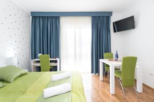 - une chambre avec un lit, une table et des chaises dans l'établissement Villa Voinic 2, à Cavtat