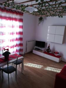 salon ze stołem i telewizorem w obiekcie Casa Giulia Vacanze w mieście Baronissi +9 zdjęć