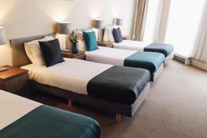Ein Bett oder Betten in einem Zimmer der Unterkunft Hotel Corner House