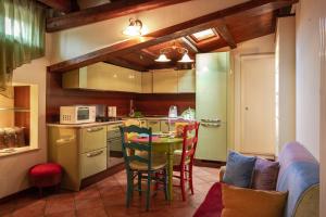 a kitchen with a table and chairs in a room at il casseretto in Ascoli Piceno