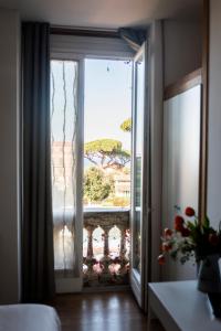 eine offene Tür mit Blick auf einen Balkon in der Unterkunft Agora Apartments in Sorrent