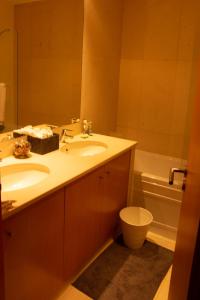 a bathroom with a sink and a toilet and a mirror at Oak Tree Guest House in Azeitao