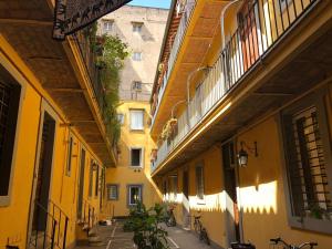 an alley with yellow buildings and bikes on a street at Sweet Campo de Fiori in Rome