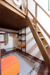 Camera mansardata con letto a castello e scala. di La Casa di Sandra a Nicolosi