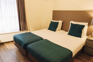Ein Bett oder Betten in einem Zimmer der Unterkunft Hotel Corner House