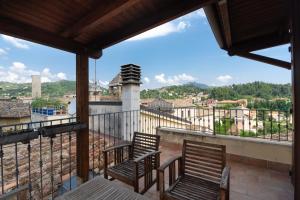 balcón con 2 sillas y vistas a la ciudad en il casseretto, en Ascoli Piceno