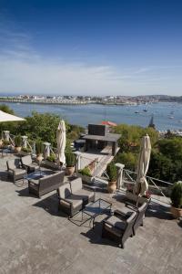 grupa leżaków i parasoli na patio w obiekcie Parador de Hondarribia w mieście Hondarribia