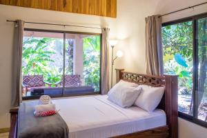a bedroom with a bed with a window at Zula Inn Aparthotel in Santa Teresa Beach +92 photos