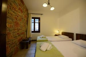 Postel nebo postele na pokoji v ubytování Esperos Suites & Villas