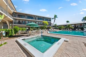 una piscina frente a un edificio en Caribbean Beach Club en Fort Myers Beach
