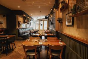 Ein Restaurant oder anderes Speiselokal in der Unterkunft Hotel Corner House 