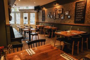 Ein Restaurant oder anderes Speiselokal in der Unterkunft Hotel Corner House 