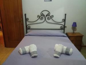グラナダにあるCalle San Rómulo, n19, 1Cのベッド1台(上にミット2つ付)