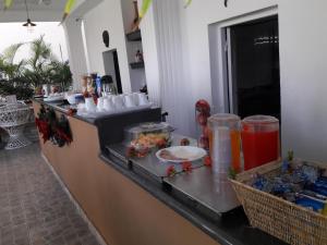 een keuken met een aanrecht met drankjes en eten bij Hotel Marimba Punta Cana in Punta Cana