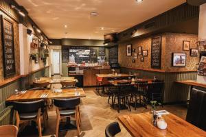 Ein Restaurant oder anderes Speiselokal in der Unterkunft Hotel Corner House 