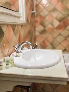 lavabo blanco en la encimera del baño en Hotel Usadba, en Kaliningrado
