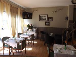 ブローニュ・シュル・メールにあるホテル ドゥ ロンドルのダイニングルーム(テーブル、椅子付)、窓