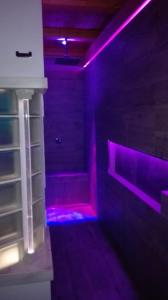 une chambre avec des lumières violettes dans l'établissement Il Piccolo Rifugio - L'Angoletto, à Palidoro