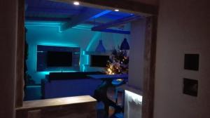 salon z choinką świąteczną i niebieskimi światłami w obiekcie Il Piccolo Rifugio - L'Angoletto w mieście Palidoro