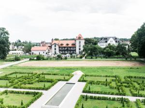 uma vista para os jardins do palácio de Versalhes em Hotel Usadba em Kaliningrado