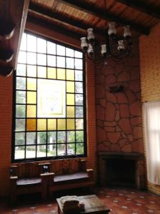 a room with a large stained glass window at Cabañas Lupita 31 in Mazamitla