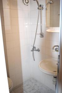 een badkamer met een wastafel en een toilet bij Hotel Trakia in Plovdiv