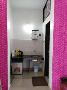 a small bathroom with a desk and a sink at Ushakal in Dapoli