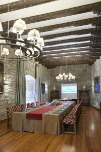 duża sala konferencyjna z długim stołem i krzesłami w obiekcie Parador de Hondarribia w mieście Hondarribia