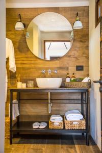y baño con lavabo y espejo. en Hotel Desertica, en San Pedro de Atacama