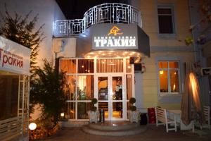 プロブディフにあるHotel Trakiaの夜のトラキカットバイザーを読む看板のあるレストラン