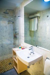 y baño con lavabo y ducha. en Cordoba Carpe Diem en Córdoba