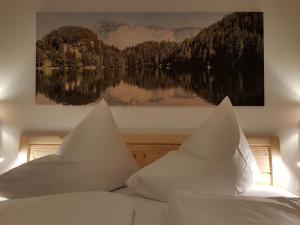 A bed or beds in a room at Haus Alpenglühn