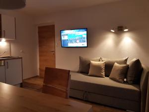 A television and/or entertainment centre at Haus Alpenglühn