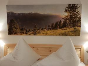 A bed or beds in a room at Haus Alpenglühn