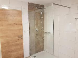 A bathroom at Haus Alpenglühn