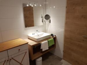 A bathroom at Haus Alpenglühn