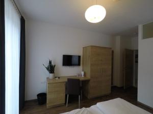 Sjónvarps- og/eða afþreyingartæki á Haus Arnold - Privatzimmer und Ferienwohnungen