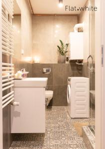 Un baño con un lavabo blanco y un inodoro. en Apartamenty Flat White Zamkowa 4-6, en Zielona Góra 65 fotos más