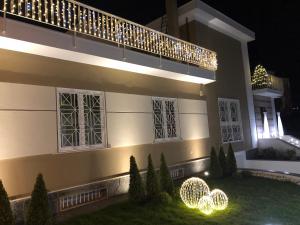 une maison avec des lumières de Noël sur la pelouse dans l'établissement B&B Lapillus, à Pompéi