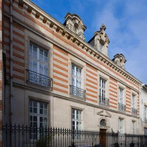 シャロン・アン・シャンパーニュにあるLe Jardin d'Hiverの窓と柵のある大きなレンガ造りの建物