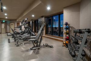 einen Fitnessraum mit mehreren Laufbändern und Crosstrainern in der Unterkunft The Malcolm Hotel in Canmore