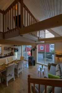 ein großes Wohnzimmer mit einer Holzdecke und einer Treppe in der Unterkunft Haus Michel in Wandlitz