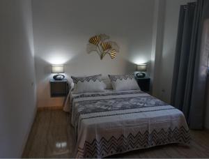 パルム・マールにあるApart Primaveraのベッドルーム1室(大型ベッド1台、ランプ2つ付)