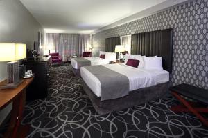 um quarto de hotel com duas camas e uma secretária em Park Manor Hotel em Clifton Park