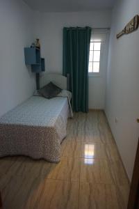 パルム・マールにあるApart Primaveraのウッドフロアのベッドルーム1室(ベッド1台、窓付)